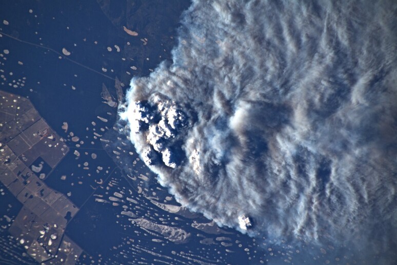 Una nube di fumo e cenere sopra l 'Australia occidentale (fonte: Luca Parmitano, ESA, NASA, Twitter) - RIPRODUZIONE RISERVATA