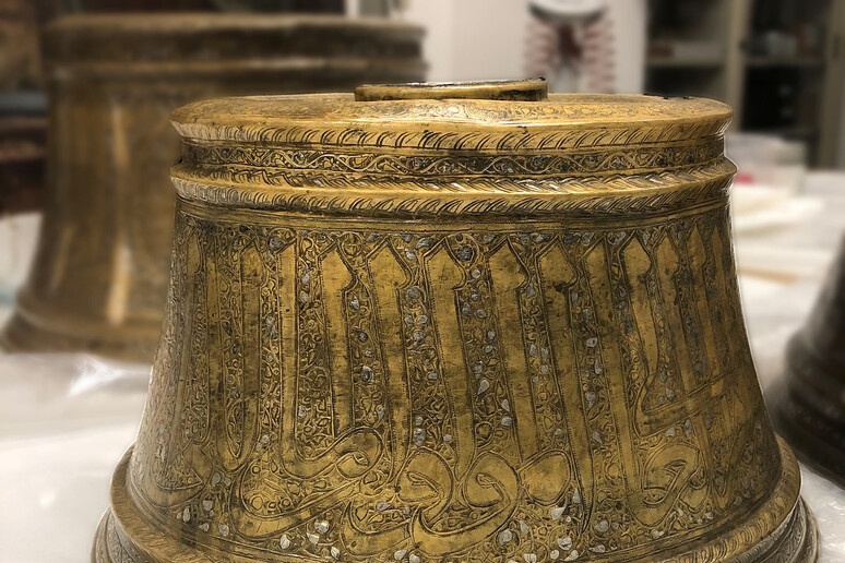 Uno dei candelieri della collezione di metalli mamellucchi esposti a Palazzo Abatellis - RIPRODUZIONE RISERVATA