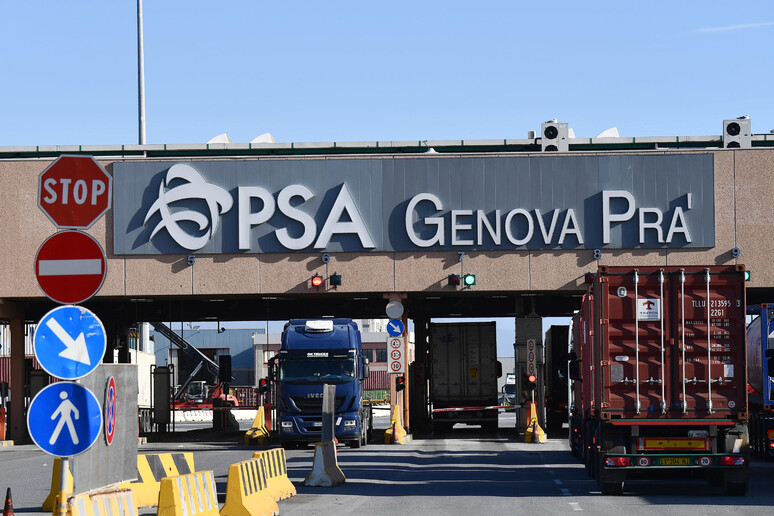 Psa Genoa Pra ' Terminal container - RIPRODUZIONE RISERVATA