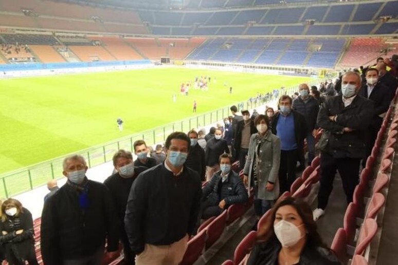 Sanitari impegnati contro Covid al Derby di Milano - RIPRODUZIONE RISERVATA