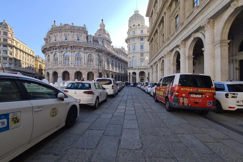 Sciopero taxi a Genova - RIPRODUZIONE RISERVATA