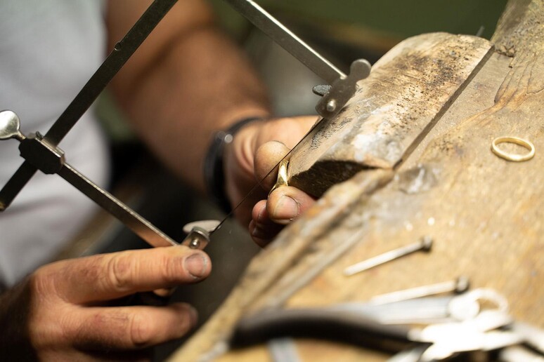 Lifestyle Artigiani al lavoro sulla produzione di gioelli - RIPRODUZIONE RISERVATA