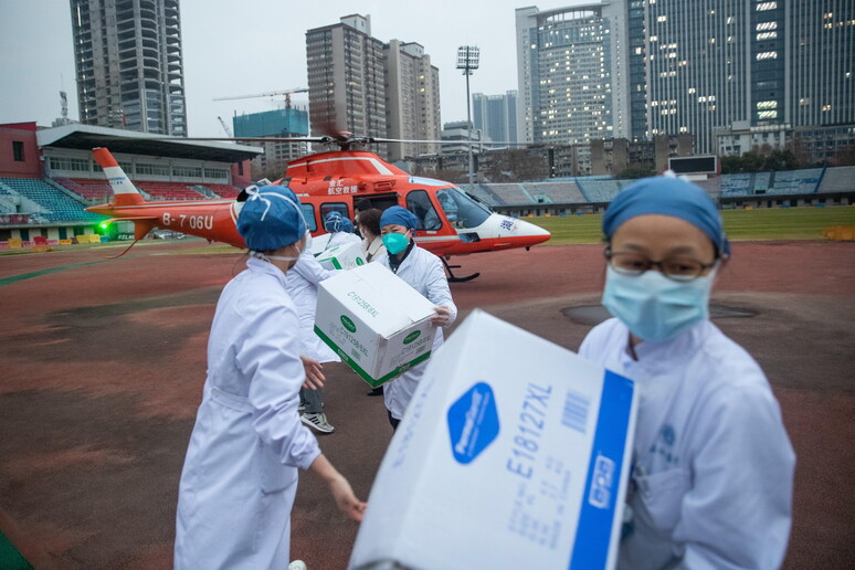 Medici ospedale Wuhan © ANSA/EPA