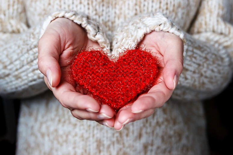 Un cuore di lana rossa per la festa degli innamorati (foto iStock) - RIPRODUZIONE RISERVATA