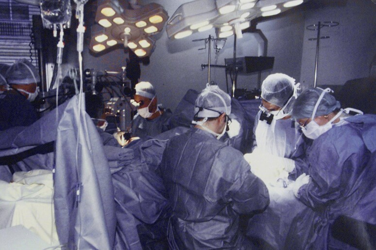 Una equipe medica al lavoro in sala operatoria - RIPRODUZIONE RISERVATA