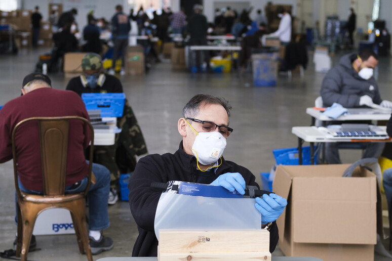 Produzione di mascherine a New York © ANSA/EPA