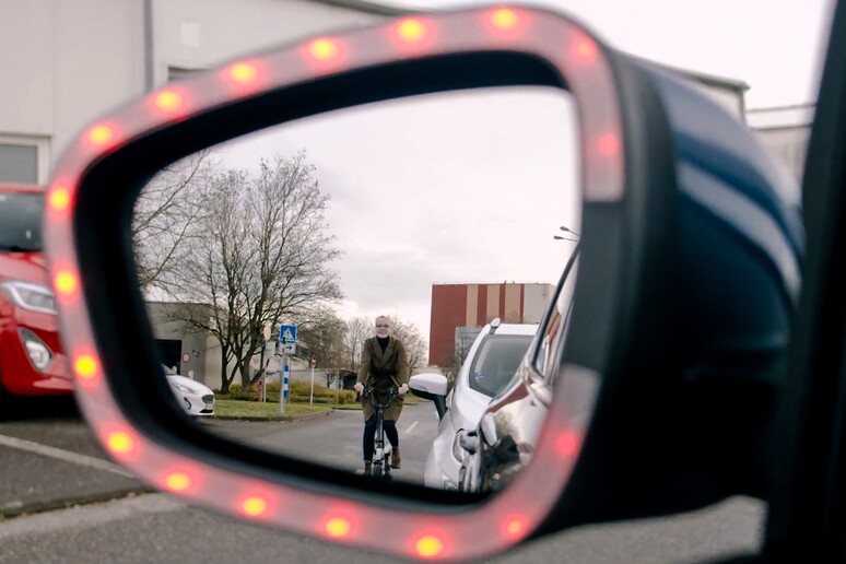 Da Ford specchietto che  'segnala ' ciclisti in traiettoria - RIPRODUZIONE RISERVATA