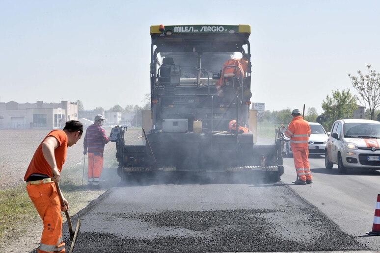 Via ai lavori per il nuovo asfalto sulla Potenza-Melfi - RIPRODUZIONE RISERVATA