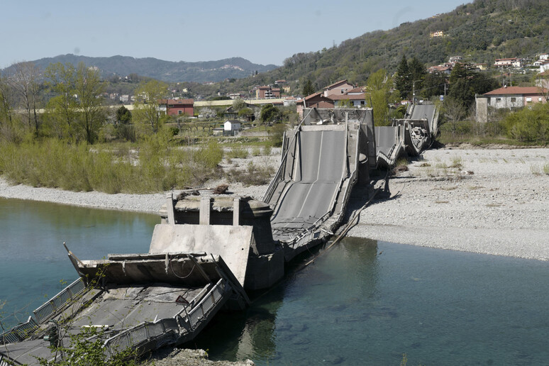 Il ponte crollato ad Albiano Magra - RIPRODUZIONE RISERVATA