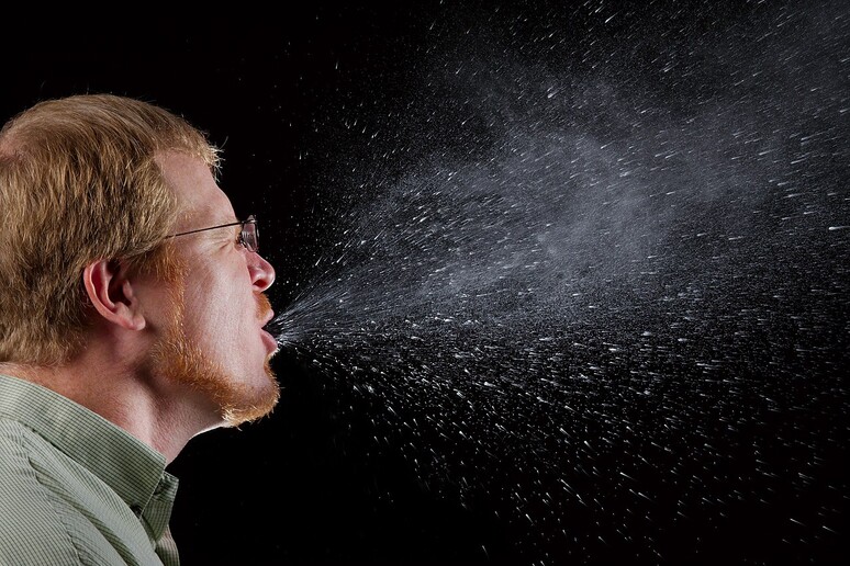 Grazie alla matematica è stato ricostruito il movimento delle gocce di saliva emesse con colpi di tosse e starnuti (fonte: James Gathany) - RIPRODUZIONE RISERVATA