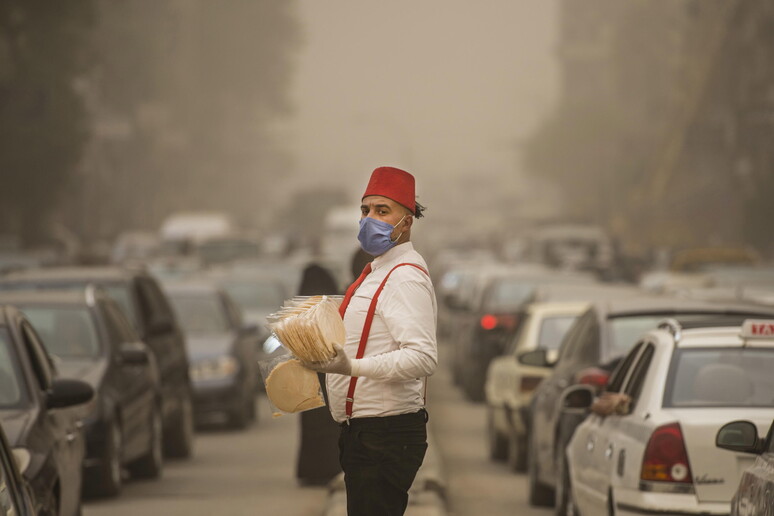 Cairo, venditore ambulante di mascherine © ANSA/EPA