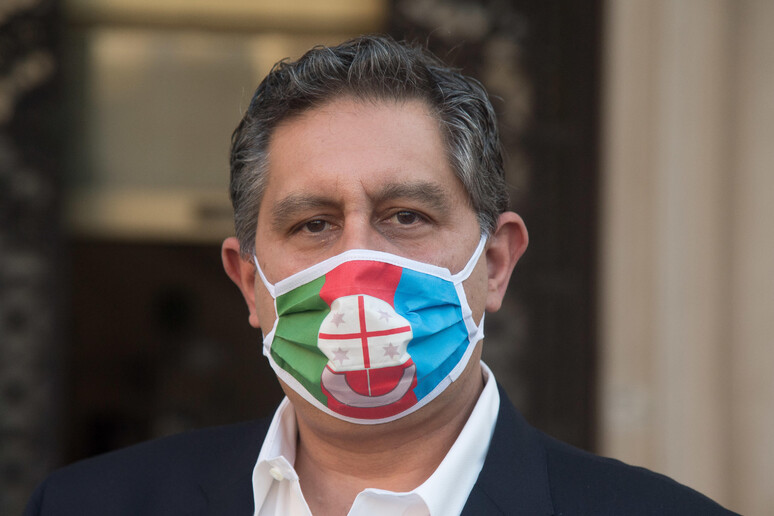 Il presidente della regione Liguria Giovanni Toti con la mascherina protettiva griffata della regione Liguria - RIPRODUZIONE RISERVATA