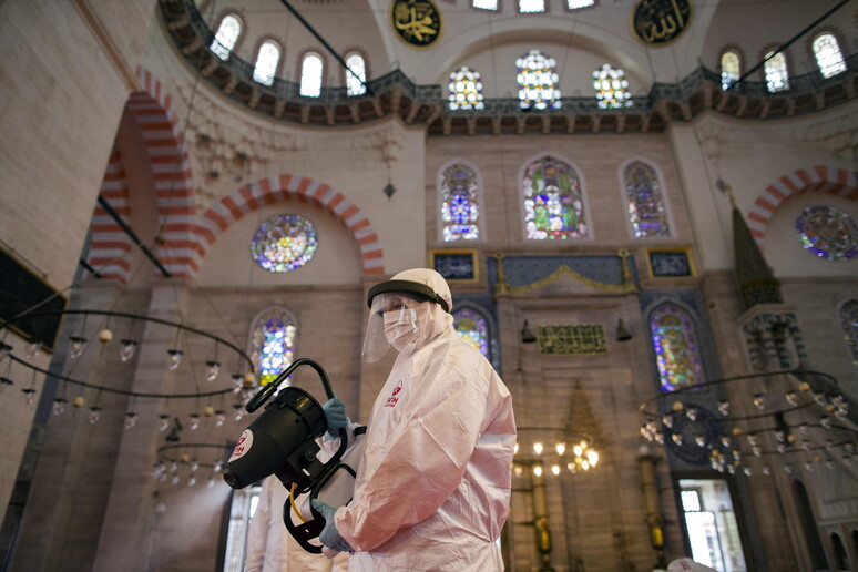 Operazioni di sanificazione della moschea Suleymaniye a Istanbul, Turchia © ANSA/EPA