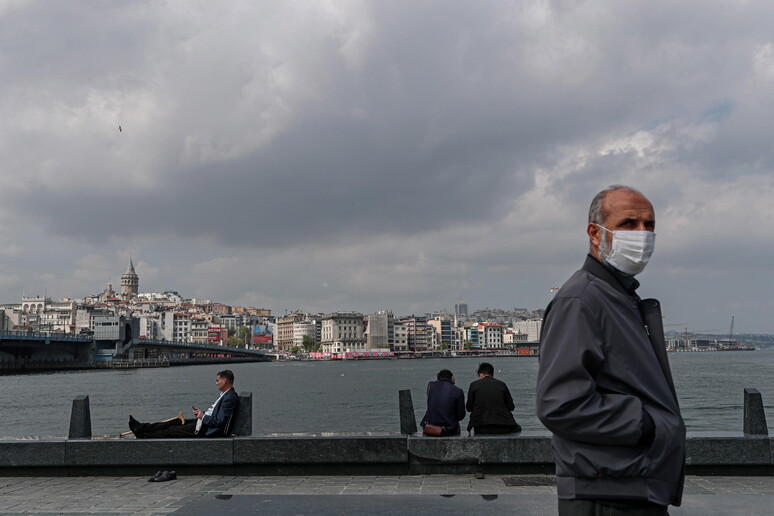 L 'economia spaventa più del virus, Erdogan spinge la fase 2 © ANSA/EPA
