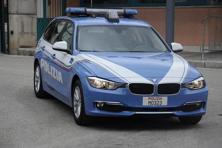 Un 	'auto della Polizia in una foto di archivio - RIPRODUZIONE RISERVATA