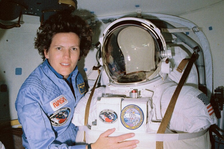 Kathy Sullivan con la tuta che ha indossato nella passeggiata spaziale del 1984 (fonte: NASA) - RIPRODUZIONE RISERVATA