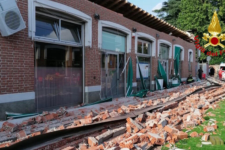 Il crollo ad Albizzate (Varese) - RIPRODUZIONE RISERVATA