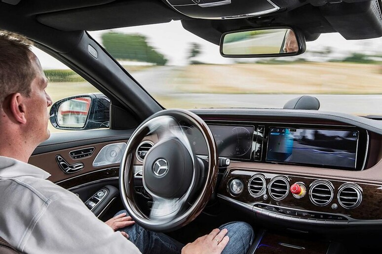 Auto autonome, Onu fissa standard su mantenimento corsia © ANSA/Daimler Press