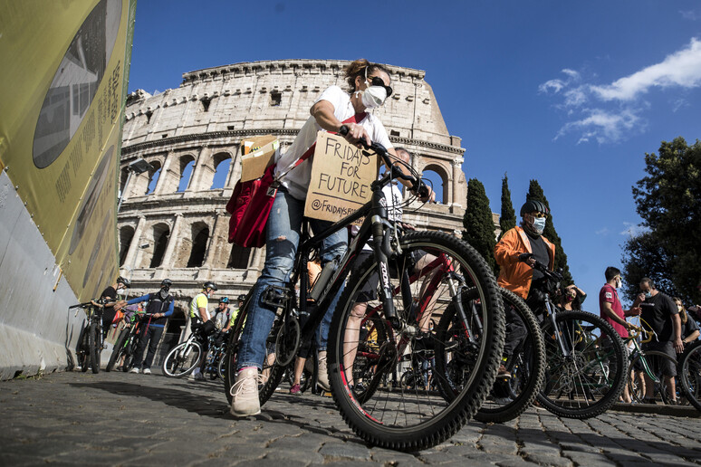 Una manifestazione dei Friday for Future a Roma. Immagine d 'archivio - RIPRODUZIONE RISERVATA