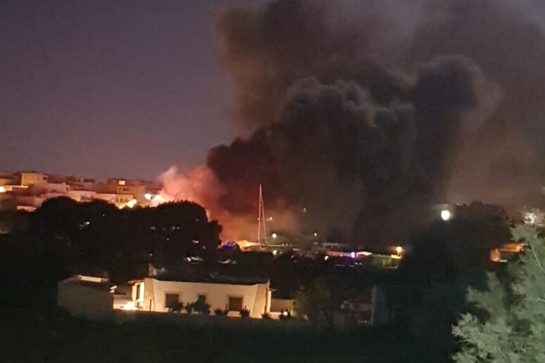Incendiati cimiteri barconi a Lampedusa - RIPRODUZIONE RISERVATA