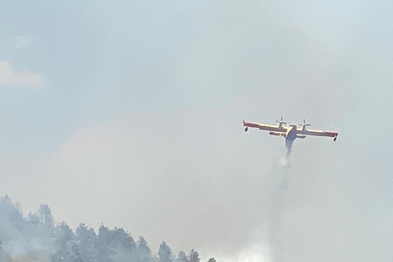 Incendi all 'Aquila, Canadair in azione - RIPRODUZIONE RISERVATA