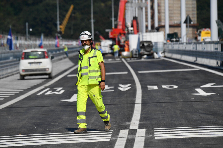 Ultimi lavori sul nuovo ponte di Genova - RIPRODUZIONE RISERVATA