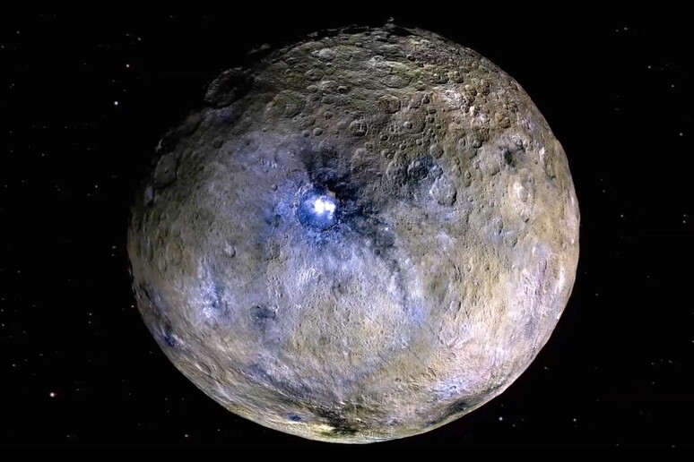 Il cratere Occator su Cerere (fonte: NASA/JPL-CalTech/UCLA/MPS/DLR/IDA) - RIPRODUZIONE RISERVATA