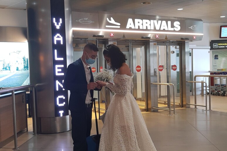 Nozze rinviate per Covid ma sposi si incontrano in aeroporto - RIPRODUZIONE RISERVATA