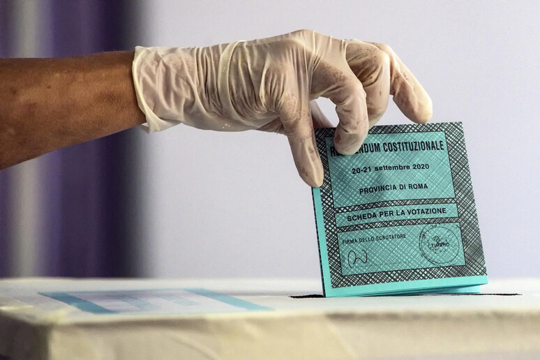Una scheda elettorale del referendum - RIPRODUZIONE RISERVATA