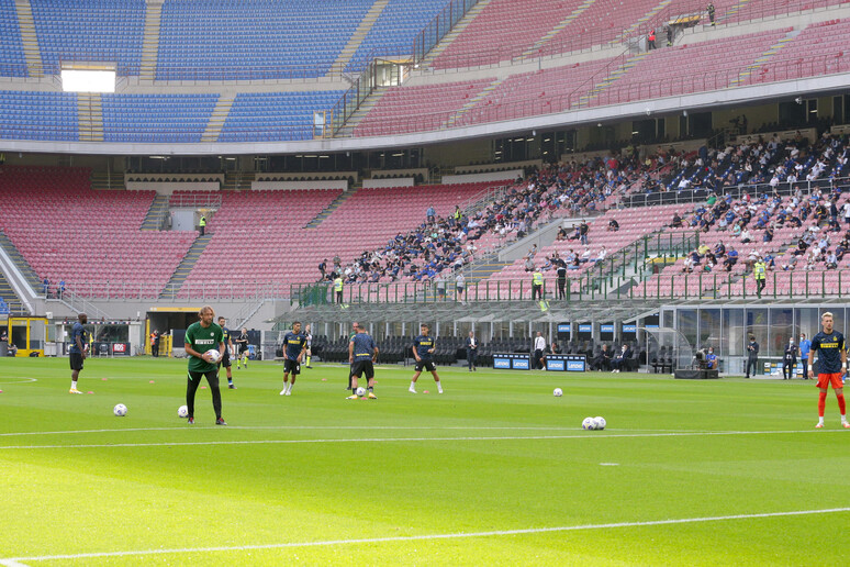 Tifosi seduti in tribuna, nel rispetto delle regole del distanziamento anti Covid e con mascherine allo Stadio Meazza di Milano il 19 Settembre 2020 ANSA/ROBERTO BREGANI - RIPRODUZIONE RISERVATA