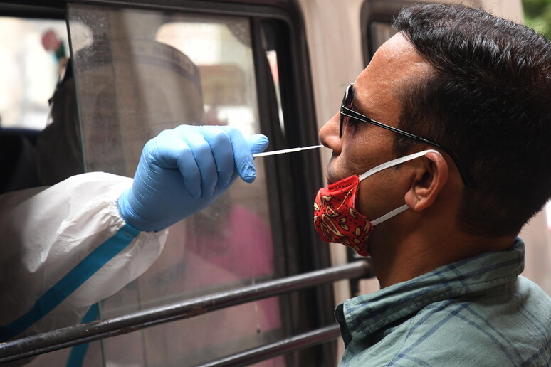 Coronavirus testing in New Delhi © ANSA/EPA