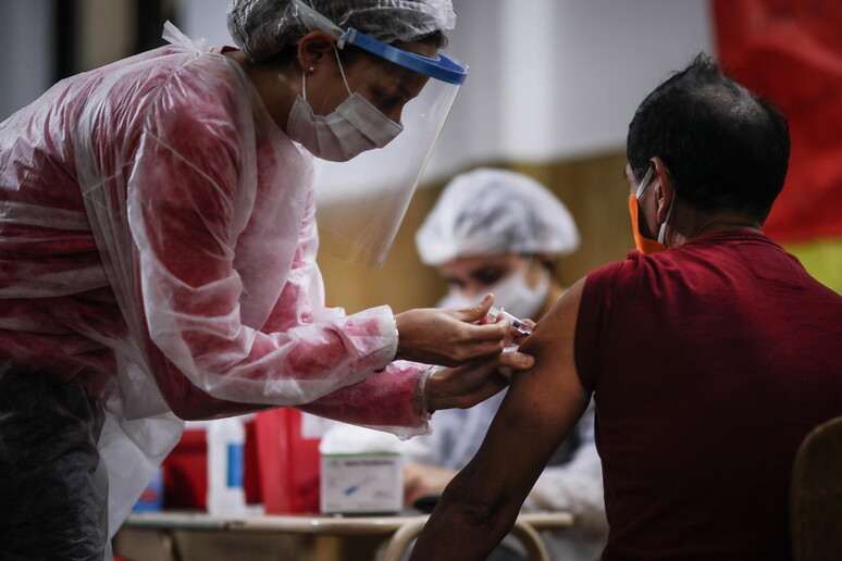 Meno morti da Covid con pi� vaccinati da influenza © ANSA/EPA