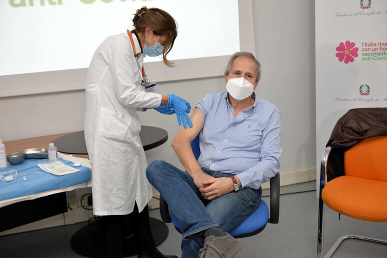Il professor Andrea Crisanti si sottopone alla vaccinazione contro il Coronavirus - RIPRODUZIONE RISERVATA