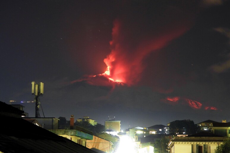 Etna: cala energia, debole fontana di lava da cratere Sud-Est - RIPRODUZIONE RISERVATA