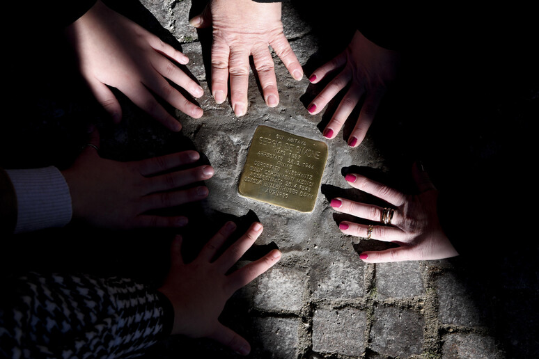Giorno Memoria: a Napoli pietra inciampo per bimbo trucidato - RIPRODUZIONE RISERVATA