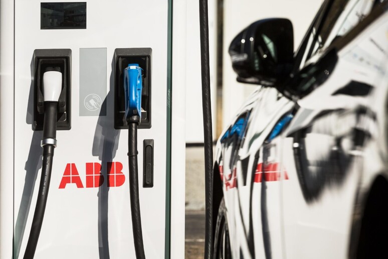 ABB lancia stazione ricarica superfast per auto elettriche © ANSA/web