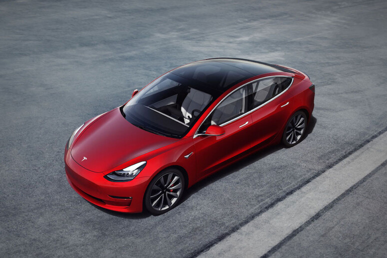 Tesla Model 3 strappa a Dacia Sandero primato Ue settembre - RIPRODUZIONE RISERVATA