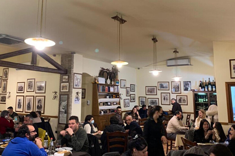 La sala interna di un ristorante a Nuoro nel primo giorno della Sardegna zona bianca, 1 marzo 2021 - RIPRODUZIONE RISERVATA