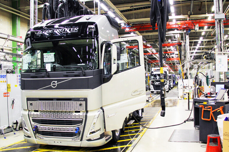 Volvo Trucks, stop siti produttivi per carenza di microchip © ANSA/Volvo Trucks