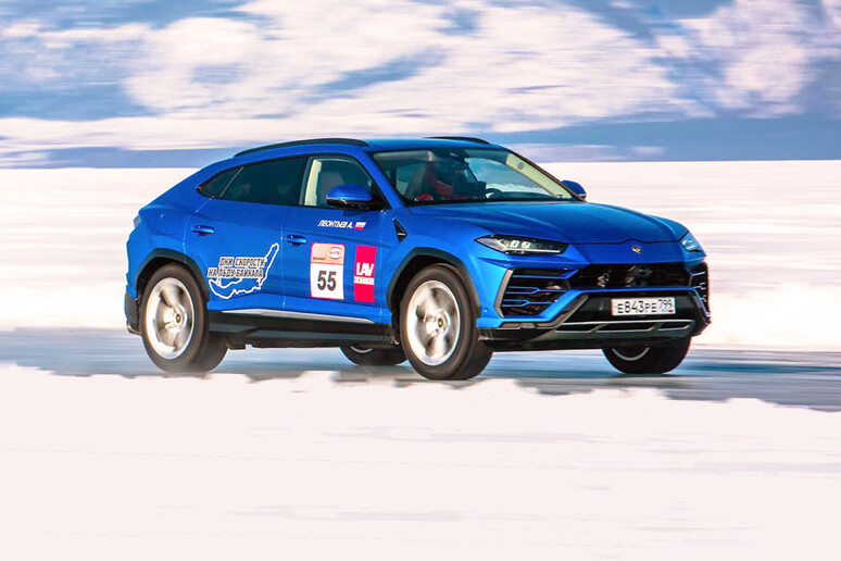 Lamborghini Urus, è record velocità su ghiaccio a 298 km/h © ANSA/Lamborghini Press