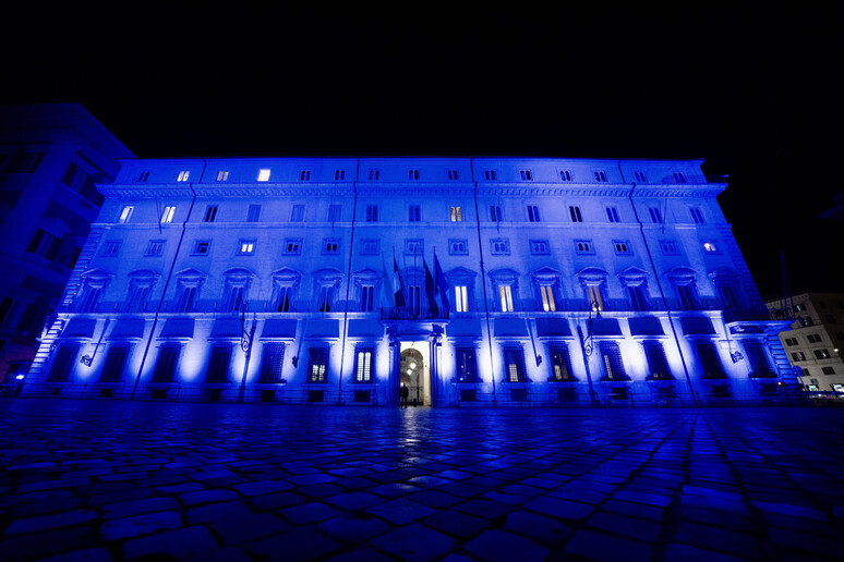 La facciata di Palazzo Chigi illuminata da fasci di luce blu in occasione della WAAD, la giornata mondiale della consapevolezza dell 'autismo, Foto di archivio - RIPRODUZIONE RISERVATA
