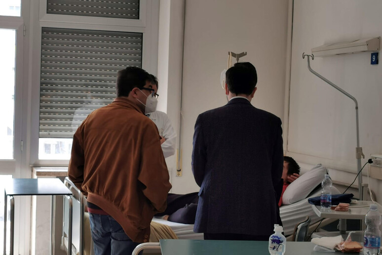 L 'assessore alla sanità del Lazio e il sindaco di Colleferro in visita al giovane in ospedale dopo l 'aggressione - RIPRODUZIONE RISERVATA