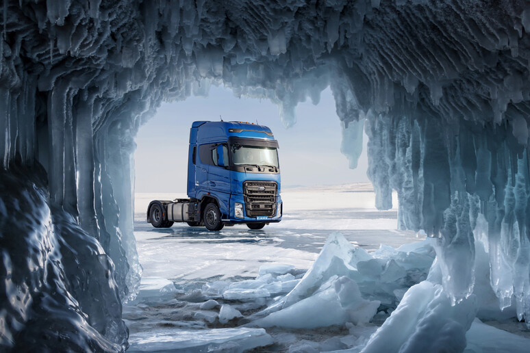 Ford Trucks F-MAX, record di velocità sul lago Baikal - RIPRODUZIONE RISERVATA