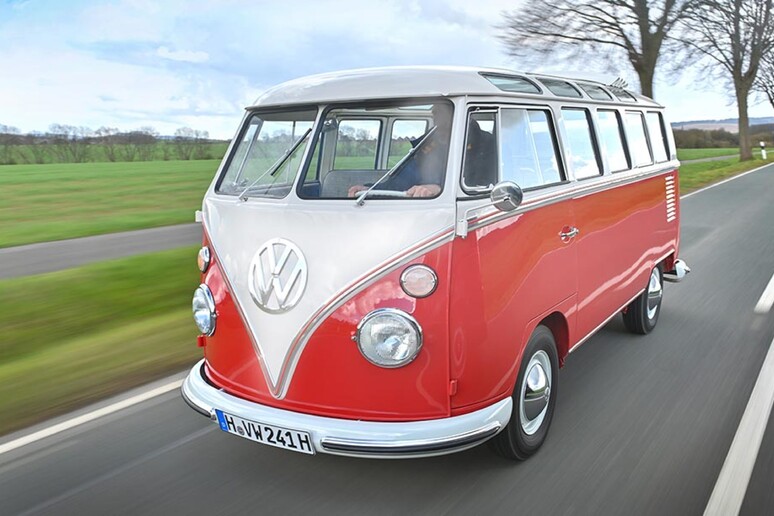Volkswagen Bulli  	'Samba 	', 70 anni per il  	'23 finestrini 	' - RIPRODUZIONE RISERVATA