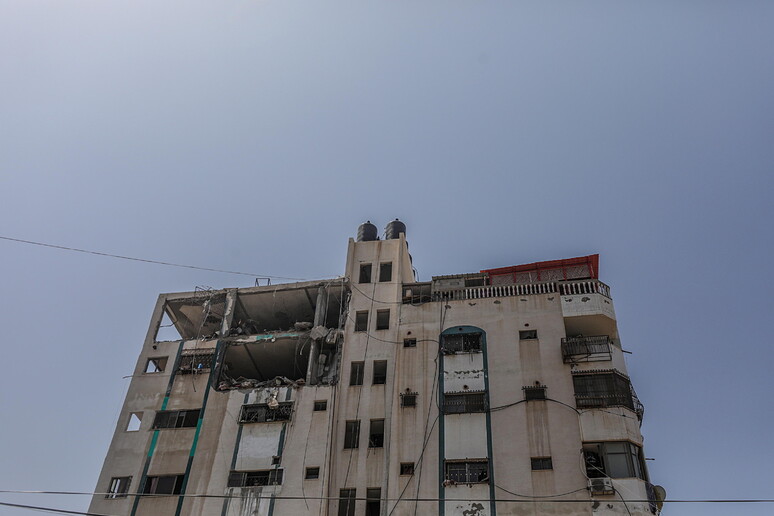 Edificio danneggiato dopo il lancio di razzi da Gaza © ANSA/EPA
