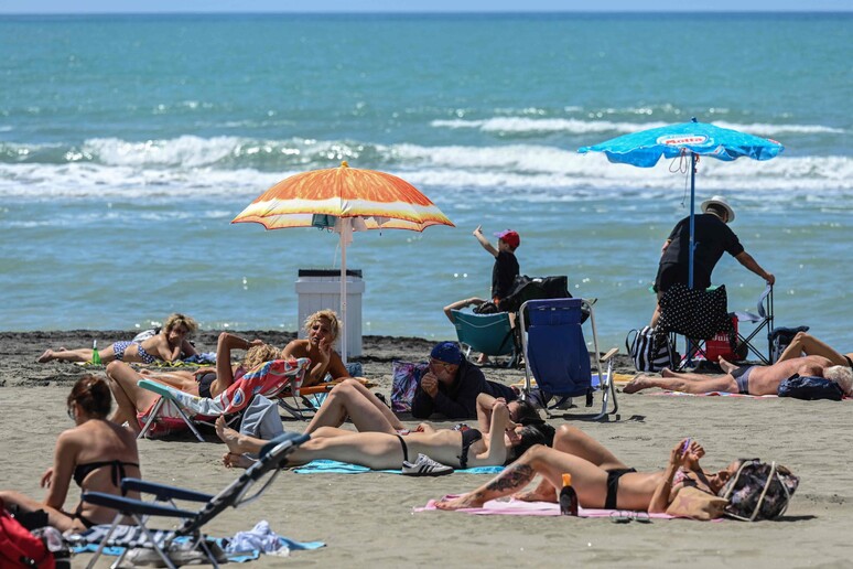 Covid Spiaggia Ostia © ANSA/AFP