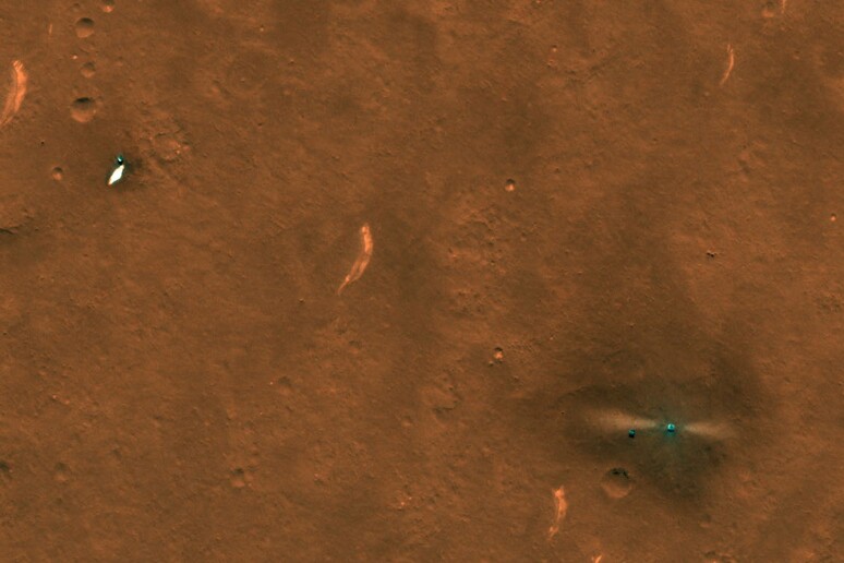 A destra il rover Zhurong vicino alla piattaforma, a sinistra il paracadute (fonte: NASA/JPL/University of Arizona) - RIPRODUZIONE RISERVATA