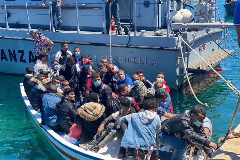 Sbarchi a Lampedusa in una foto di archivio - RIPRODUZIONE RISERVATA