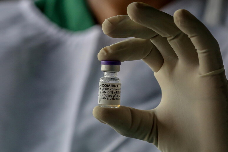 Una fiala di vaccino Pfizer- BioNTech © ANSA/EPA