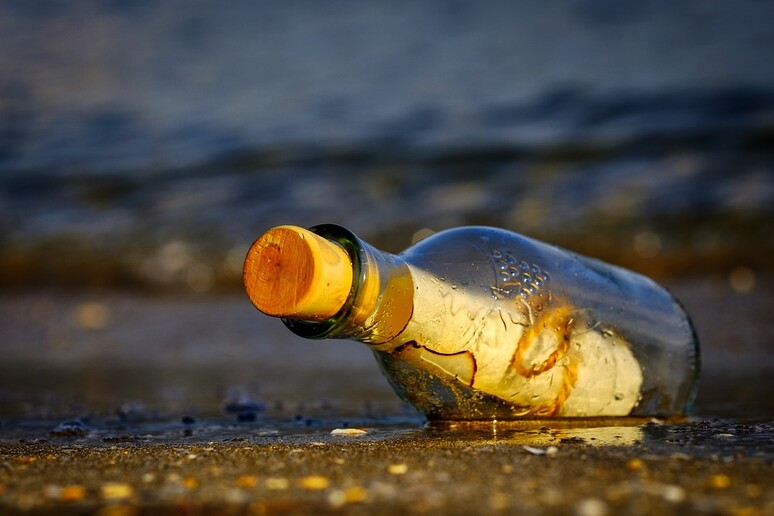 Un messaggio in una bottiglia (foto dal web, pixabay) - RIPRODUZIONE RISERVATA